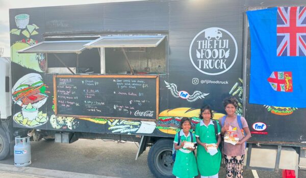 $1 Chicken Burger – Local Food Truck Owner Treats 3 Young Girls To An After-School Treat